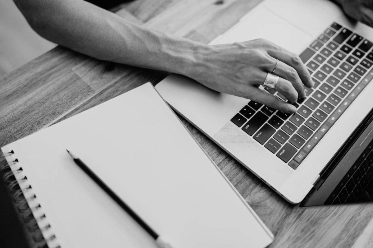 Person arbeitet mit digitalen Budgetierungs-Tools am Computer